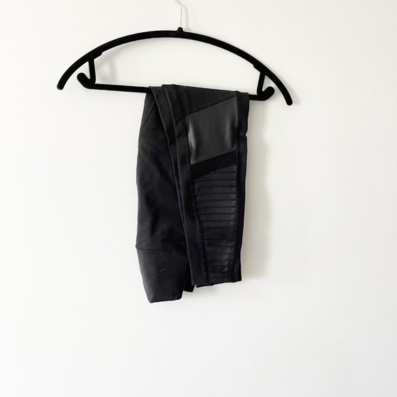 ✨ NWT 7/8 Length Black Moto Leggings | ALO Yoga - Picture 2 of 4